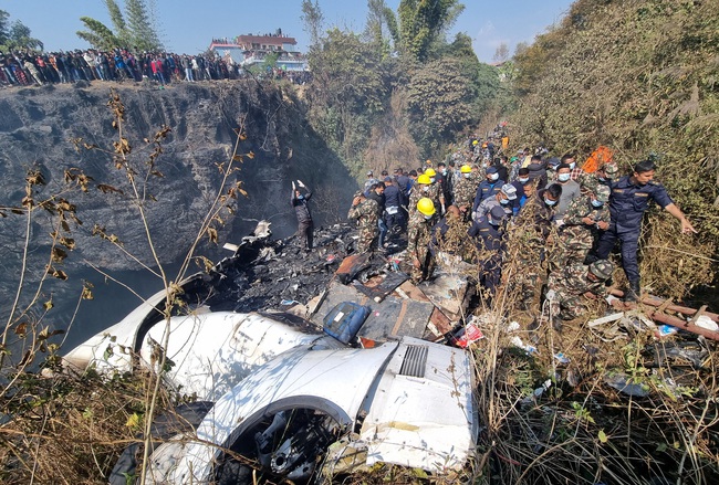 Máy bay Nepal nghiêng gần mặt đất trước khi rơi khiến 72 người thiệt mạng và lời kể của nhân chứng - Ảnh 4.