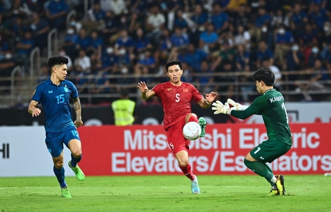 CĐV Thái Lan bất ngờ bị ngất, phải đi cấp cứu trong trận chung kết AFF Cup 2022 - Ảnh 8.