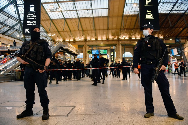 Pháp khởi tố nghi phạm vụ tấn công ở nhà ga Paris   - Ảnh 1.