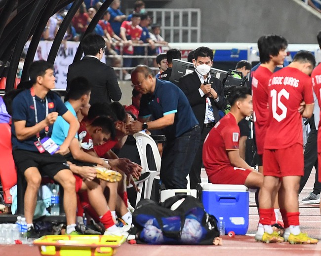 HLV Park Hang-seo có cử chỉ tình cảm với trợ lý Lee Young-jin: Đôi bạn già đã cùng nhau khép lại hành trình lịch sử cùng bóng đá Việt Nam - Ảnh 6.