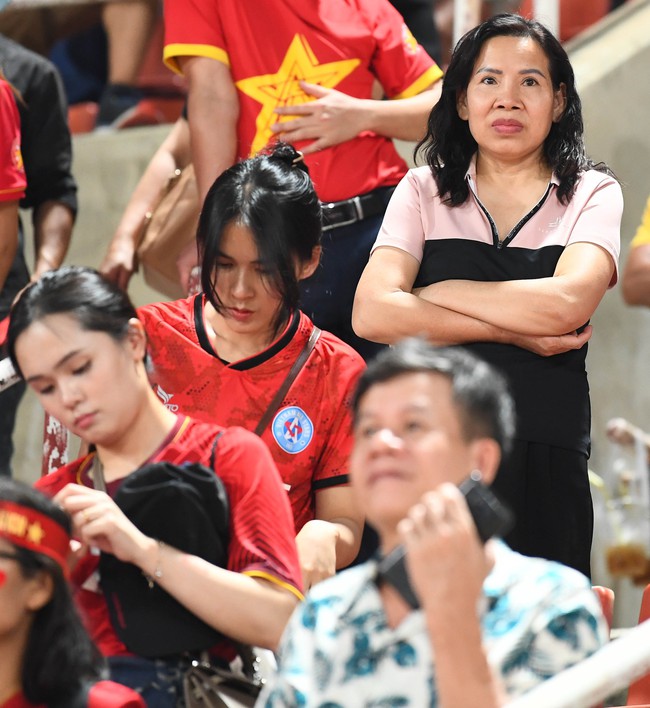 Bùi Tiến Dũng nắm chặt tay vợ, người thân cầu thủ buồn bã sau trận thua ĐT Thái Lan - Ảnh 6.