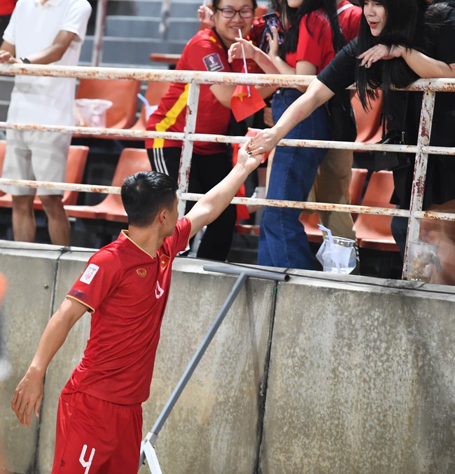 Bùi Tiến Dũng nắm chặt tay vợ, người thân cầu thủ buồn bã sau trận thua ĐT Thái Lan - Ảnh 1.