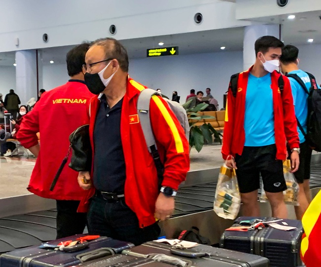 Đội tuyển Việt Nam về nước: Các cầu thủ mệt nhoài, ngồi chờ lấy hành lý  - Ảnh 1.