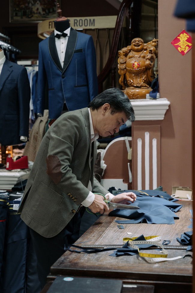 Hơn 30 năm cắt may Âu phục, tiếp đón nhiều Đại sứ nhất Hà Nội, Văn Hùng Tailor: Với tôi, mỗi khách hàng đều là một Đại sứ! - Ảnh 2.