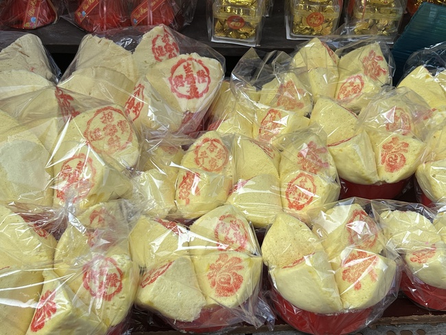 Vòng quanh chợ Phùng Hưng, tròn mắt với ti tỉ món bánh truyền thống của người Hoa dịp Tết Nguyên Đán - Ảnh 11.