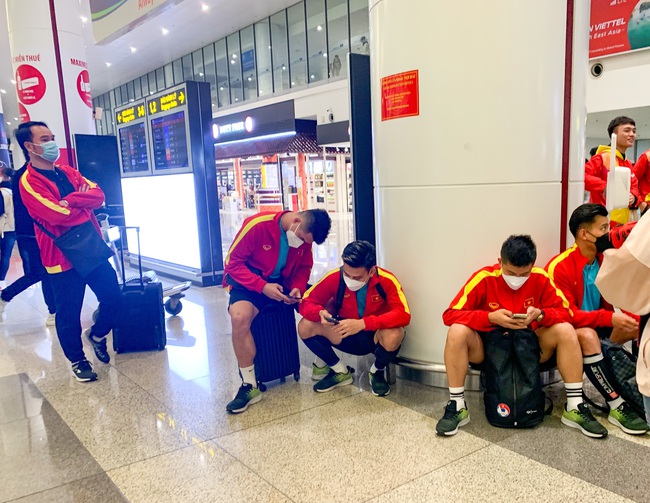 Đội tuyển Việt Nam về nước: Các cầu thủ mệt nhoài, ngồi chờ lấy hành lý  - Ảnh 2.