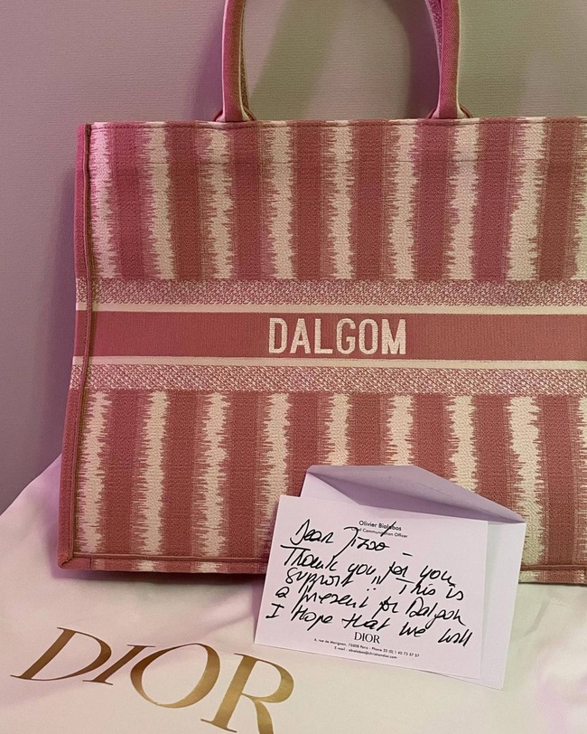 (Bài đăng Tết) Bộ sưu tập túi xách Dior đầy thèm muốn của Jisoo Blackpink - Ảnh 13.