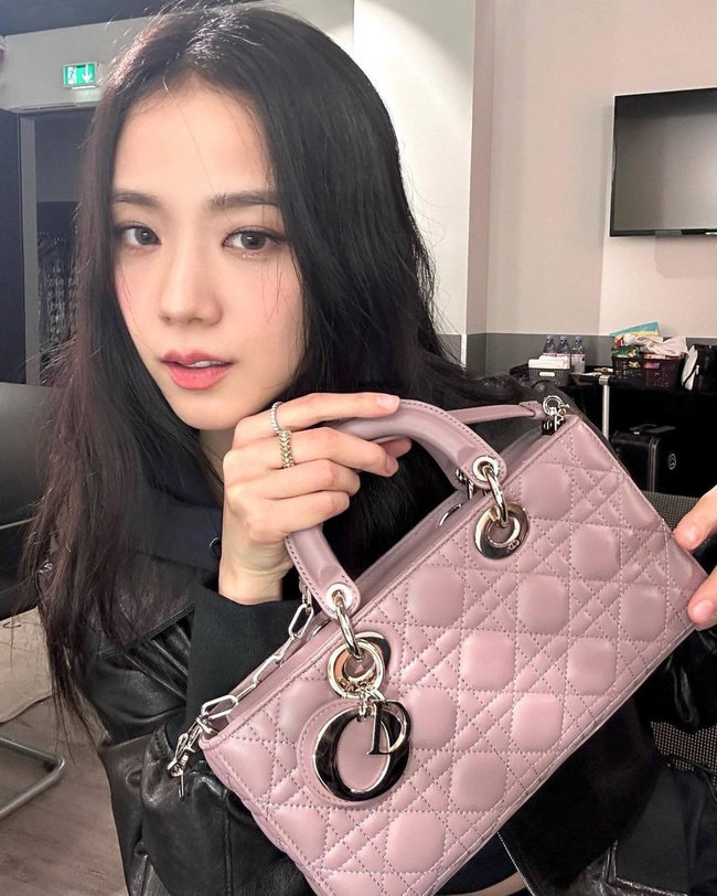 (Bài đăng Tết) Bộ sưu tập túi xách Dior đầy thèm muốn của Jisoo Blackpink - Ảnh 3.