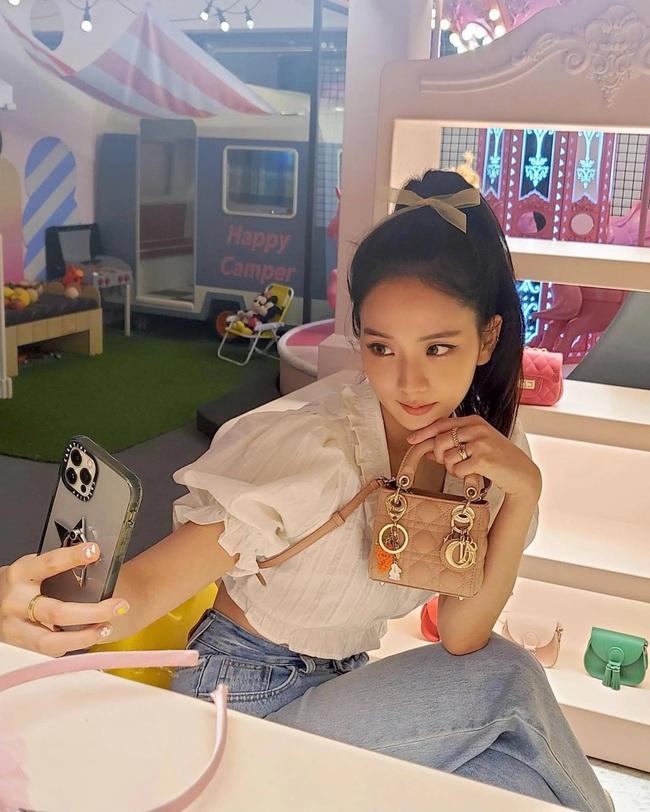 (Bài đăng Tết) Bộ sưu tập túi xách Dior đầy thèm muốn của Jisoo Blackpink - Ảnh 5.