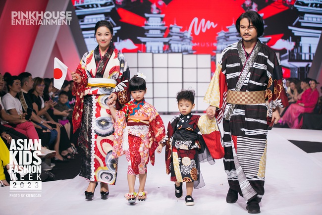 Gia đình bà trùm Hoa hậu Phạm Kim Dung cầm trịch vì trí vedette trong show Asian Kids Fashion Week 2023 - Ảnh 4.