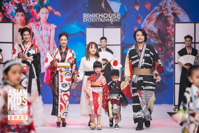 Gia đình bà trùm Hoa hậu Phạm Kim Dung cầm trịch vì trí vedette trong show Asian Kids Fashion Week 2023 - Ảnh 6.