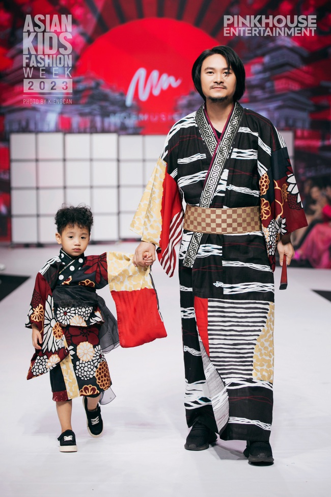 Gia đình bà trùm Hoa hậu Phạm Kim Dung cầm trịch vì trí vedette trong show Asian Kids Fashion Week 2023 - Ảnh 3.