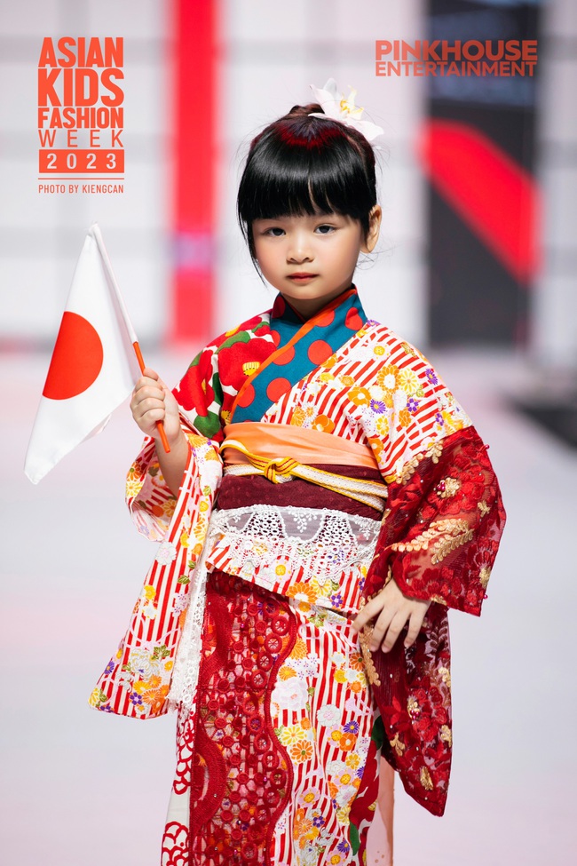 Gia đình bà trùm Hoa hậu Phạm Kim Dung cầm trịch vì trí vedette trong show Asian Kids Fashion Week 2023 - Ảnh 2.