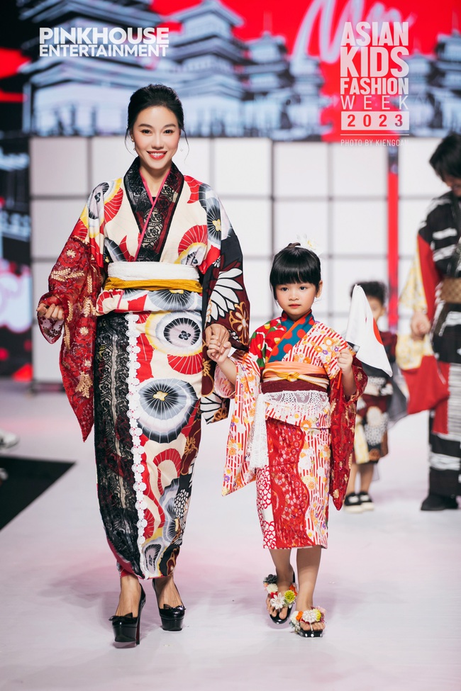 Gia đình bà trùm Hoa hậu Phạm Kim Dung cầm trịch vì trí vedette trong show Asian Kids Fashion Week 2023 - Ảnh 1.
