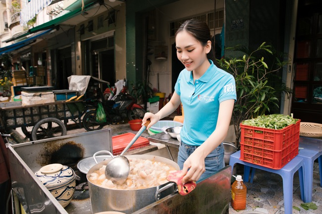  Hoa hậu Mai Phương tự tay nấu ăn, chạy xe máy giao cơm cho bệnh nhân nghèo - Ảnh 1.