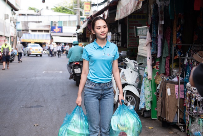  Hoa hậu Mai Phương tự tay nấu ăn, chạy xe máy giao cơm cho bệnh nhân nghèo - Ảnh 5.