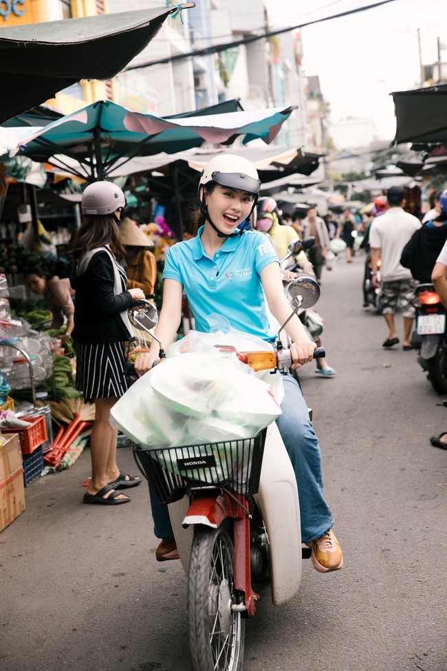  Hoa hậu Mai Phương tự tay nấu ăn, chạy xe máy giao cơm cho bệnh nhân nghèo - Ảnh 6.