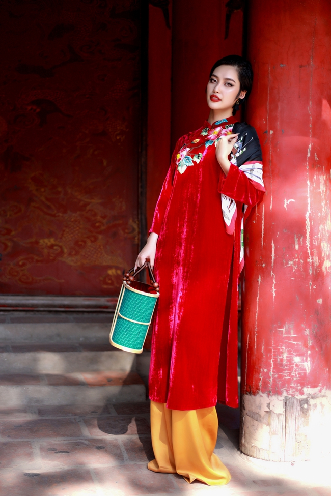 Hoa hậu Nông Thúy Hằng đẹp sắc sảo trong áo dài của Cao Minh Tiến - Ảnh 2.
