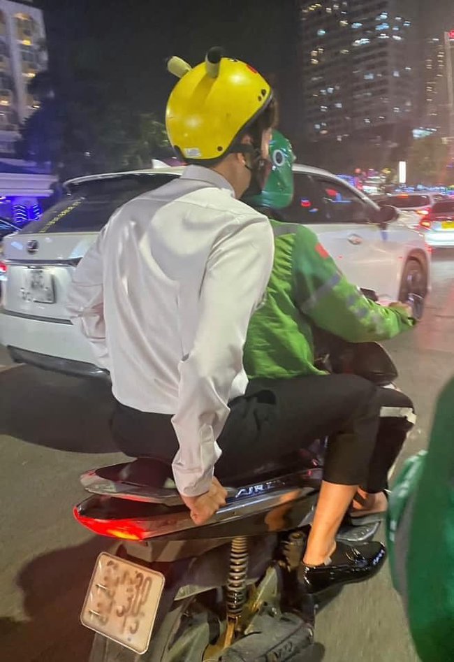 Loạt ca sĩ Vpop chạy show bằng xe máy: Ngô Kiến Huy dễ thương với mũ Pikachu, Cẩm Ly - Bùi Anh Tuấn được người thân hộ tống - Ảnh 2.