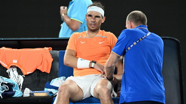 Nadal nhắn nhó trong trận đấu với Mackenzie McDonald do chấn thương tái phát