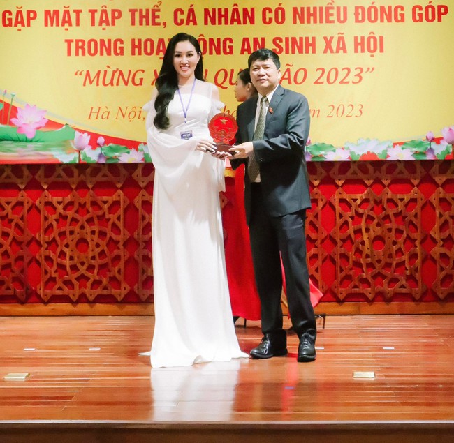 Hoa hậu Huỳnh Thúy Anh nhận giải thưởng Sao vàng Doanh nhân Việt Nam - Ảnh 1.