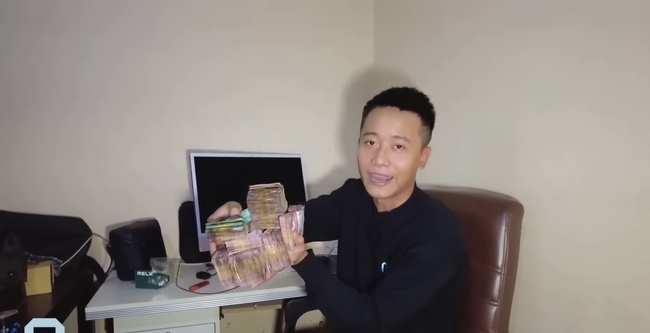 Quang Linh Vlogs phát thưởng Tết hậu hĩnh, khiến một thành viên bên Mỹ bật khóc khi nhận lì xì - Ảnh 2.