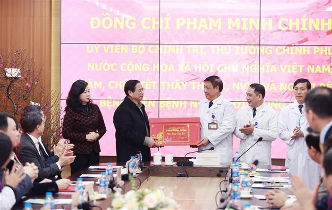 Thủ tướng Phạm Minh Chính thăm, chúc Tết tại các bệnh viện ở Hà Nội - Ảnh 2.
