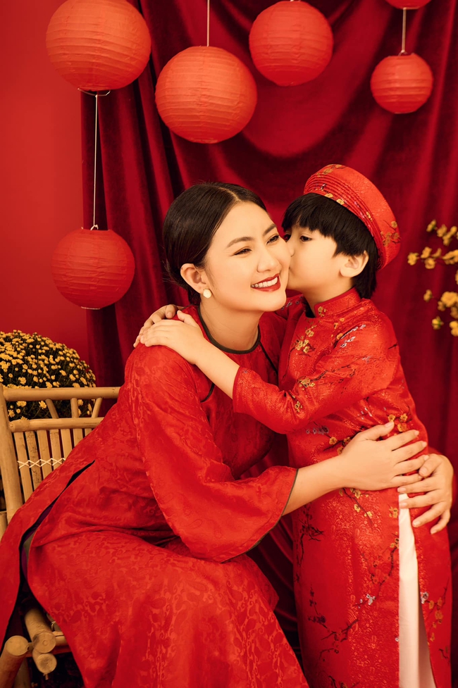 Dàn nhóc tỳ Vbiz diện áo dài ngày mùng 1 Tết: Subeo - Suchin đáng yêu, con gái Hoa hậu Hà Kiều Anh gây 'đốn tim' - Ảnh 7.