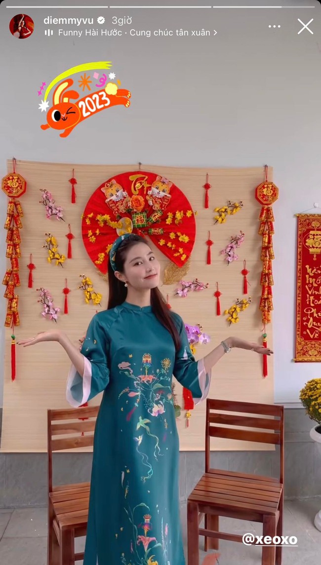 Áo dài mùng 1 Tết của mỹ nhân Việt: Minh Tú chuộng thiết kế cắt xẻ, Chi Pu bỗng hóa thiếu nữ đằm thắm - Ảnh 7.