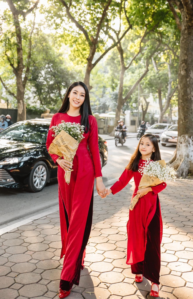 Dàn nhóc tỳ Vbiz diện áo dài ngày mùng 1 Tết: Subeo - Suchin đáng yêu, con gái Hoa hậu Hà Kiều Anh gây 'đốn tim' - Ảnh 5.