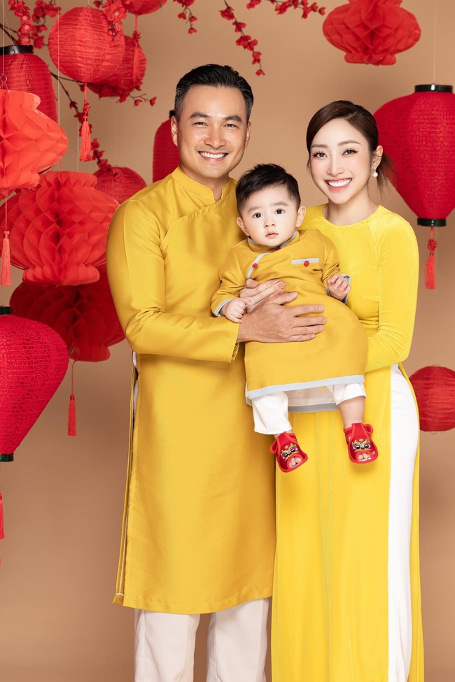 Dàn nhóc tỳ Vbiz diện áo dài ngày mùng 1 Tết: Subeo - Suchin đáng yêu, con gái Hoa hậu Hà Kiều Anh gây 'đốn tim' - Ảnh 2.