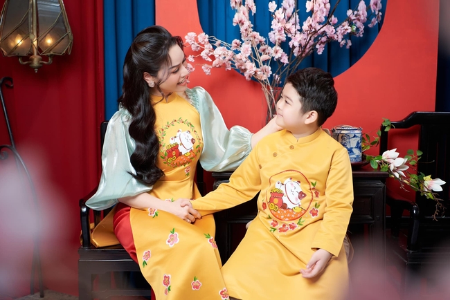 Dàn nhóc tỳ Vbiz diện áo dài ngày mùng 1 Tết: Subeo - Suchin đáng yêu, con gái Hoa hậu Hà Kiều Anh gây 'đốn tim' - Ảnh 8.
