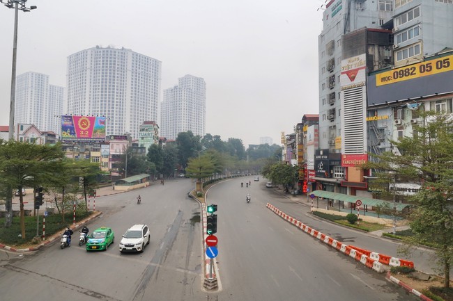 Đường phố Hà Nội vắng vẻ sáng mùng 1 Tết - Ảnh 1.