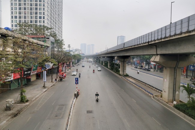 Đường phố Hà Nội vắng vẻ sáng mùng 1 Tết - Ảnh 2.