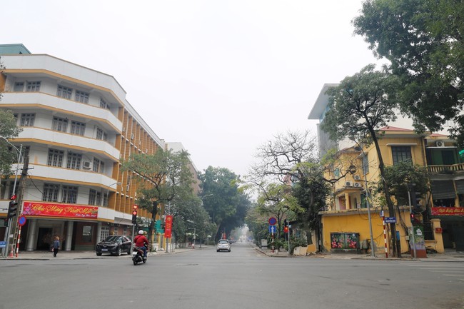 Đường phố Hà Nội vắng vẻ sáng mùng 1 Tết - Ảnh 6.