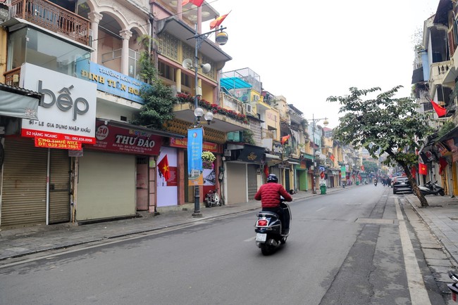 Đường phố Hà Nội vắng vẻ sáng mùng 1 Tết - Ảnh 8.
