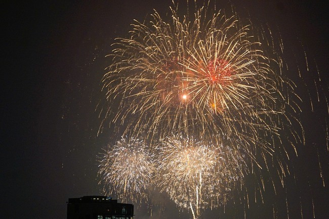 Hà Nội bắn pháo hoa chào đón năm mới Quý Mão 2023 - Ảnh 1.