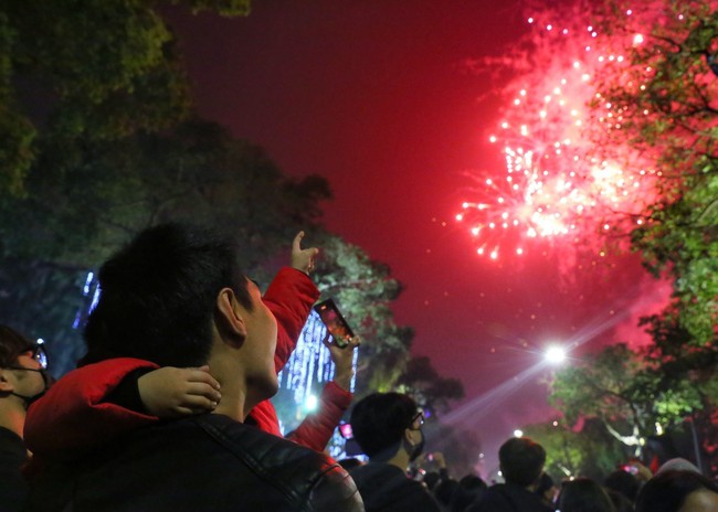 Hà Nội bắn pháo hoa chào đón năm mới Quý Mão 2023 - Ảnh 2.