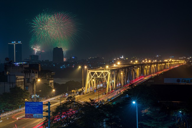 Hà Nội bắn pháo hoa chào đón năm mới Quý Mão 2023 - Ảnh 6.
