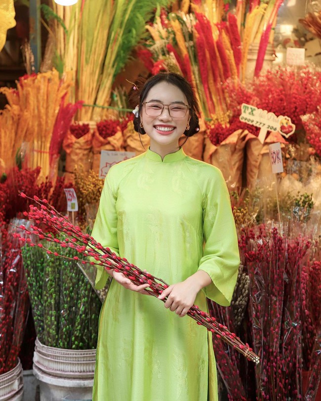 Soi áo dài mùng 2 Tết của mỹ nhân Việt: nhiều nàng chọn thiết kế của local brand ''quen mặt'', giá cả đi đôi với chất lượng  - Ảnh 6.