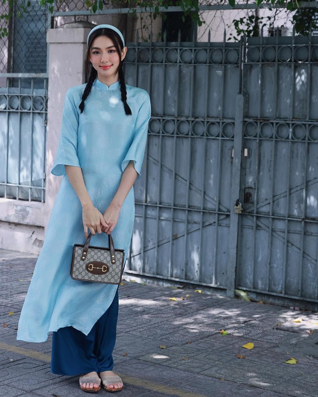 Soi áo dài mùng 2 Tết của mỹ nhân Việt: nhiều nàng chọn thiết kế của local brand ''quen mặt'', giá cả đi đôi với chất lượng  - Ảnh 1.