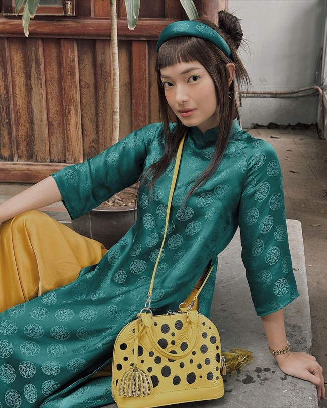 Soi áo dài mùng 2 Tết của mỹ nhân Việt: nhiều nàng chọn thiết kế của local brand ''quen mặt'', giá cả đi đôi với chất lượng  - Ảnh 2.