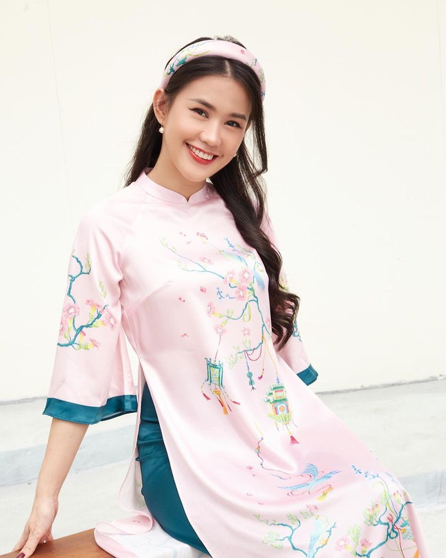 Ngắm áo dài mùng 3 Tết của mỹ nhân Việt: nhiều thiết kế đơn giản nhưng cực kỳ tinh tế, giá lại hợp lý với túi tiền  - Ảnh 2.