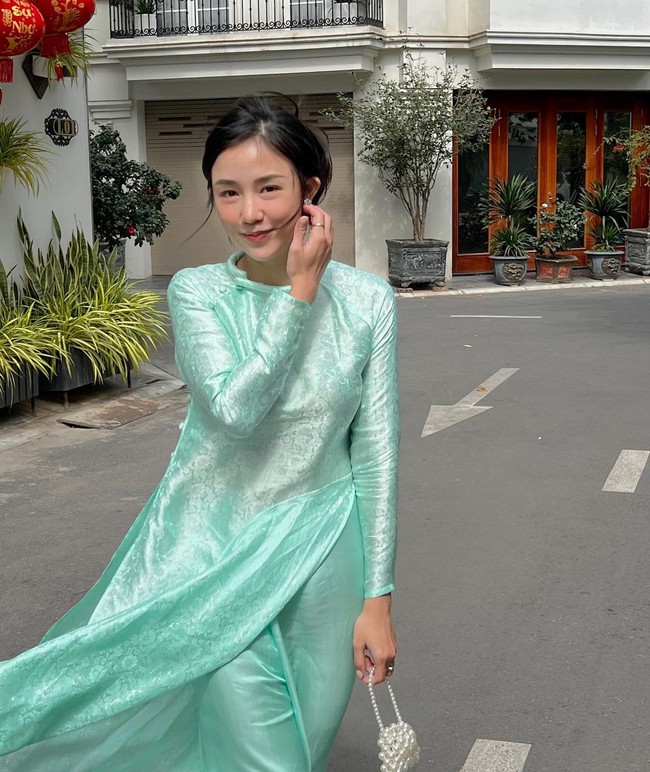 Ngắm áo dài mùng 3 Tết của mỹ nhân Việt: nhiều thiết kế đơn giản nhưng cực kỳ tinh tế, giá lại hợp lý với túi tiền  - Ảnh 6.