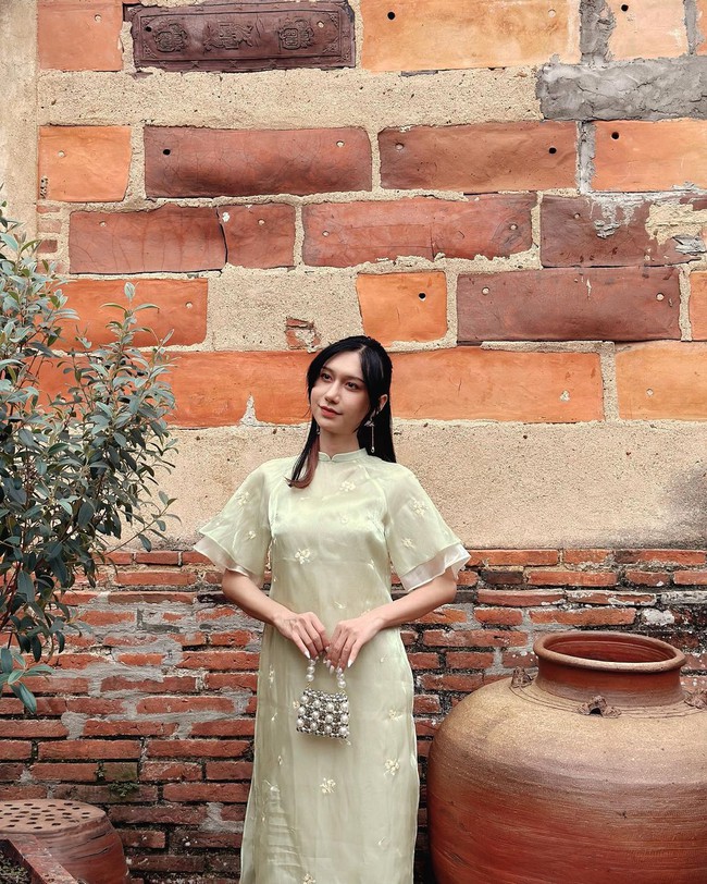 Ngắm áo dài mùng 3 Tết của mỹ nhân Việt: nhiều thiết kế đơn giản nhưng cực kỳ tinh tế, giá lại hợp lý với túi tiền  - Ảnh 3.