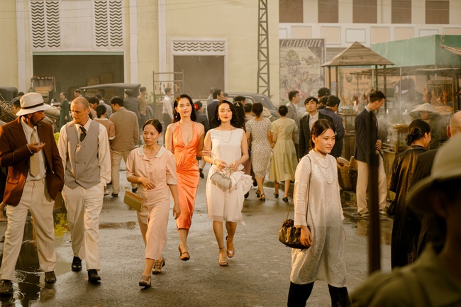 Phim Tết 'Chị chị em em 2' may 1.000 bộ đồ cho diễn viên quần chúng, Minh Hằng bị rách màng nhĩ  - Ảnh 2.