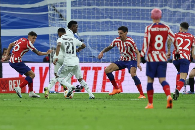 Real Madrid 3-1 Atletico Madrid: 'Kền kền trắng' ngược dòng ngoạn mục với siêu phẩm solo - Ảnh 3.