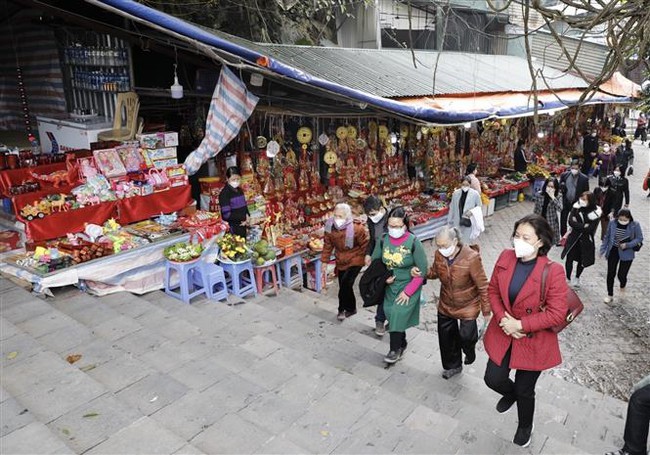 Gìn giữ nét đẹp văn hóa tâm linh của lễ hội chùa Hương - Ảnh 3.
