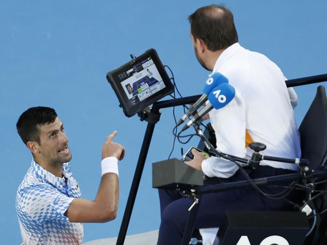Djokovic lại 'khẩu chiến' với trọng tài tại Australian Open 2023 - Ảnh 2.