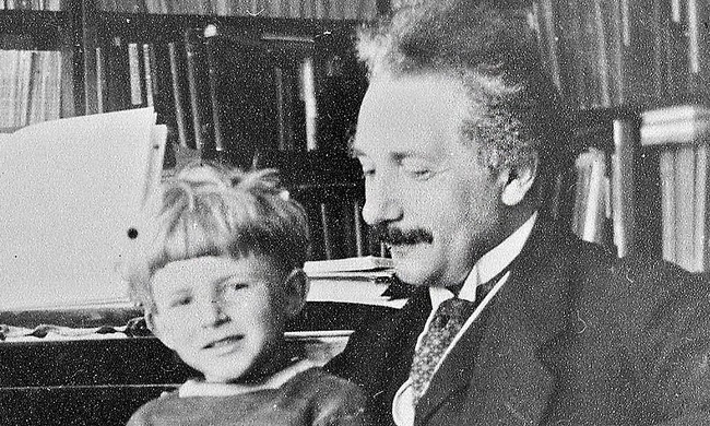 Cái &quot;giá&quot; cay đắng khi sống cùng người cha thiên tài Albert Einstein: Người biến mất bí ẩn khỏi dòng chảy lịch sử, người lại phát điên, vĩnh viễn ra đi trong cô độc - Ảnh 6.